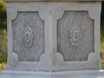 Massieve stenen sokkel met klassieke en elegante uitstraling