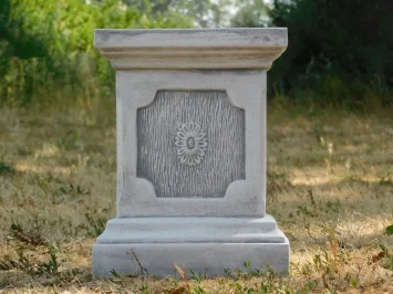 Massiver Steinsockel mit klassischem Erscheinungsbild