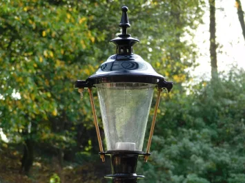 Klassieke sokkellamp zwart – 51 cm – aluminium en messing