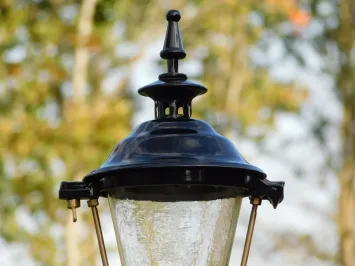 Lanterne sur socle noire – 51 cm – aluminium et laiton