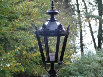 Klassieke sokkellamp zwart met kronenkap – aluminium – 63 cm