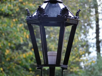 Lanterne sur socle noire à couronnes – aluminium – 63 cm