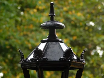 Lanterne noire sur socle avec couronnes – aluminium – 70 cm