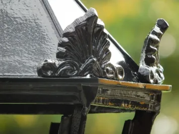 Lanterne sur socle à couronnes – aluminium noir – 70 cm