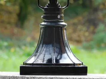 Klassieke sokkellamp met kronen – zwart aluminium – 70 cm
