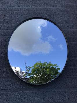 Schlichter, moderner Spiegel mit schwarzem Rand, oval