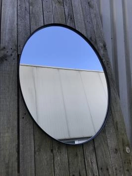 Schlichter, moderner Spiegel mit schwarzem Rand, oval