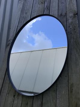 Schlichter, moderner Spiegel mit schwarzem Rand, oval