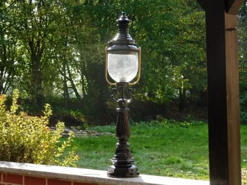 Lanterne sur socle noire et laiton – aluminium – 93 cm