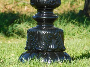 Verschnörkelter Standwasserhahn - schwarze Brunnen