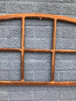 Stallfenster - mit Rundbögen - Wanddekoration aus Gusseisen