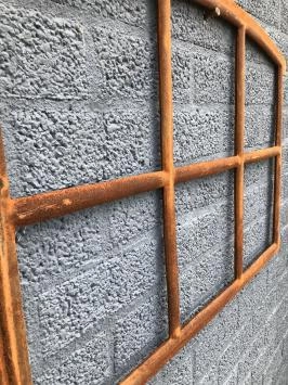 Stallfenster - mit Rundbögen - Wanddekoration aus Gusseisen