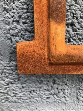 Stallfenster - mit Rundbögen - Wanddekoration aus Gusseisen