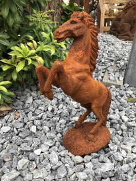 Schöne Statue eines sich aufbäumenden Pferdes, Gusseisenstütze