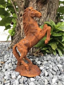 Schöne Statue eines sich aufbäumenden Pferdes, Gusseisenstütze