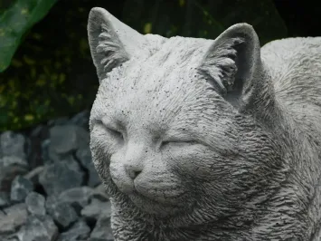 Statue de chat couché – pierre – statue de jardin – 30 cm