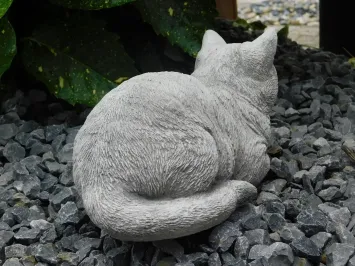 Stenen beeld van een liggende kat – natuurlijke uitstraling