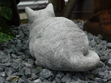 Steinskulptur einer liegenden Katze – natürlich und stimmungsvoll
