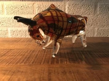 Beeld van een  stier van vol glas, prachtig in kleur