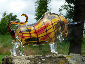 Stier aus mundgeblasenem Glas – handgefertigtes Glaskunstwerk – farbenfroh