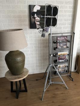 Schöne industrielle 4-Spot-Studio-Filmlampe auf einem Ständer, schwere Metallfarbe