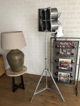 Schöne industrielle 4-Spot-Studio-Filmlampe auf einem Ständer, schwere Metallfarbe