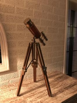Schönes dekoratives Teleskop auf einem Holzstativ