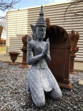 Knielende tempelwachter - polystone - 87 cm - in detail
