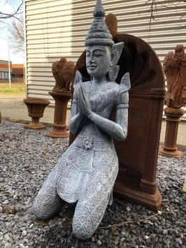 Knielende tempelwachter - polystone - 87 cm - in detail