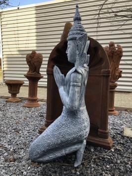 Knielende tempelwachter - polystone - 87 cm - in detail