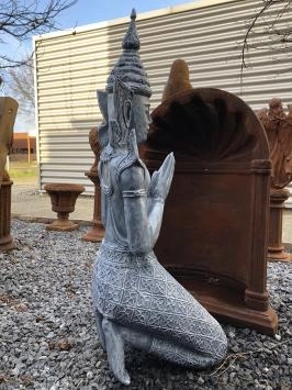 Knielende tempelwachter - polystone - 87 cm - in detail
