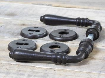 Cet ensemble de portes avec rosettes est très ancien. Il s'agit de ferrures anciennes et rétro pour les portes de chambres.