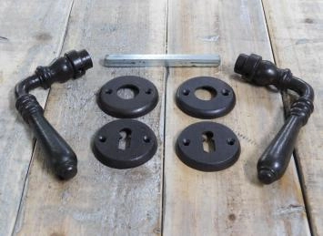 Cet ensemble de portes avec rosettes est très ancien. Il s'agit de ferrures anciennes et rétro pour les portes de chambres.