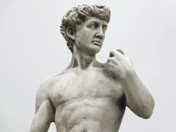 David op sokkel - stenen tuinbeeld - 170 cm - klassiek wit