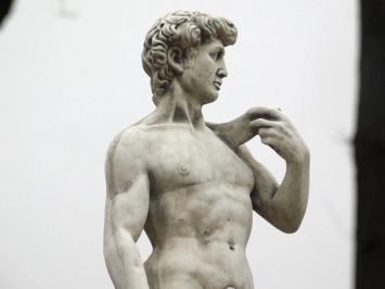 David auf Sockel - Gartenstatue Stein - 170 cm - klassisch weiß