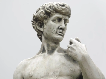 David auf Sockel - Gartenstatue Stein - 170 cm - klassisch weiß