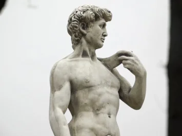David auf Sockel - Gartenstatue Stein - 170 cm - klassisch weiß
