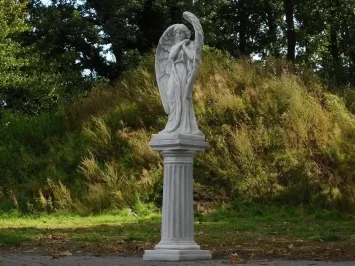 Engelfigur auf Sockel – Gartenstatue aus Stein – 150 cm