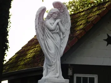 Engelfigur auf Sockel – Stein – 150 cm – Gartenstatue
