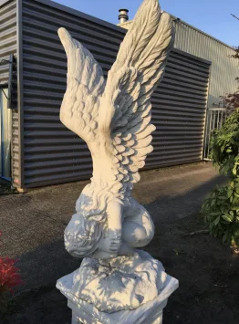 Ange agenouillé - ailes levées - statue de jardin en pierre - 119 cm