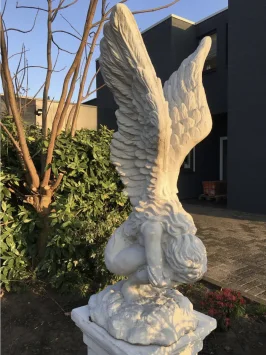 Ange agenouillé - ailes levées - statue de jardin en pierre - 119 cm