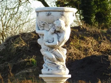 Mann und Frau mit Schale – Klassische Gartenstatue – Stein