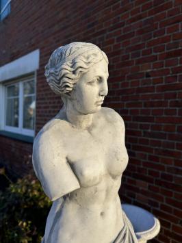 Tuinbeeld Milo, welbekend sculptuur, stenen beeld