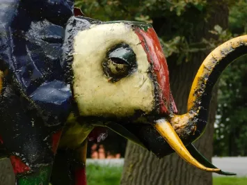 Metall-Elefant Akan – farbenfrohe Gartenfigur – 100 cm
