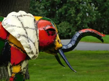 Metallelefant „Tariq“ – farbenfrohe afrikanische Gartenstatue