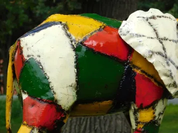 Éléphant en métal « Tariq » – statue de jardin africaine colorée