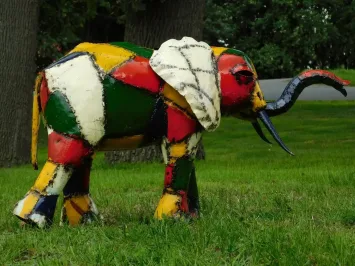 Éléphant en métal « Tariq » – statue de jardin africaine colorée