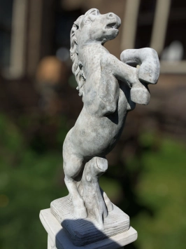 Paard - op sokkel - stenen dierenbeeld - 110 cm - klassiek