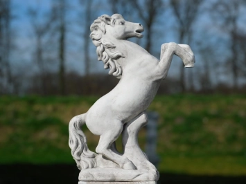 Cheval sur socle - statue animalière en pierre - 160 cm - classique
