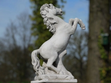 Paard op sokkel - stenen dierenbeeld - 160 cm - klassiek